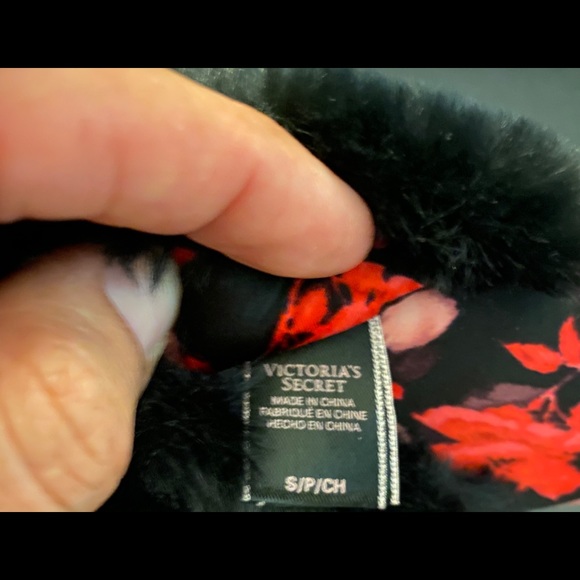 Victoria’s Secret Slippers size small - Picture 5 of 8